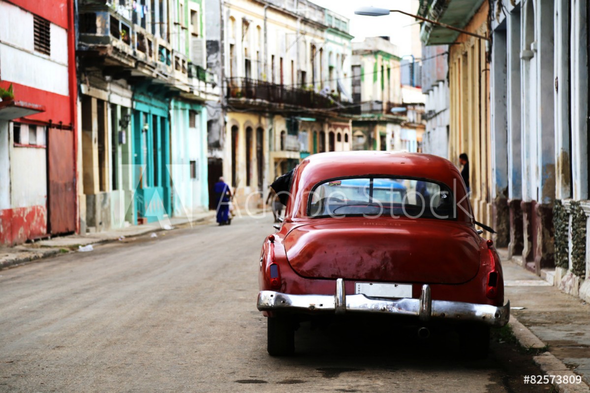Afbeeldingen van Street scene with vintage car in Havana Cuba